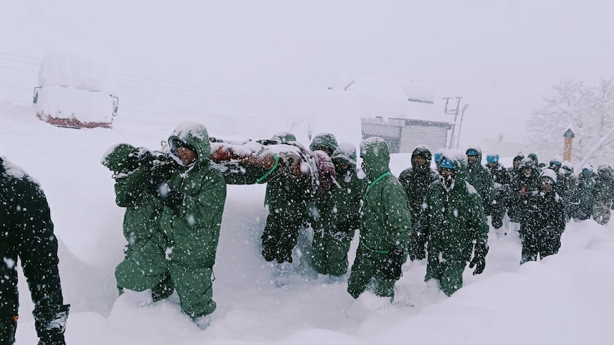 印度山区雪崩致41人被困