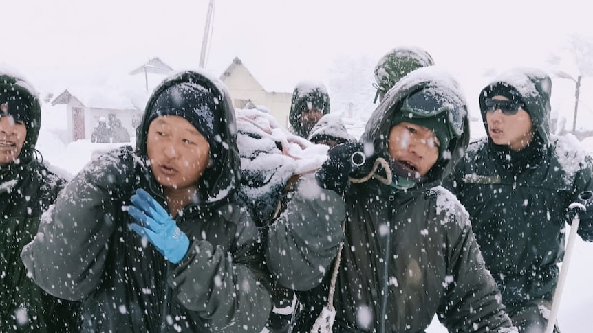 印度山区雪崩致41人被困