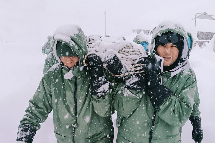 印度山区雪崩致41人被困