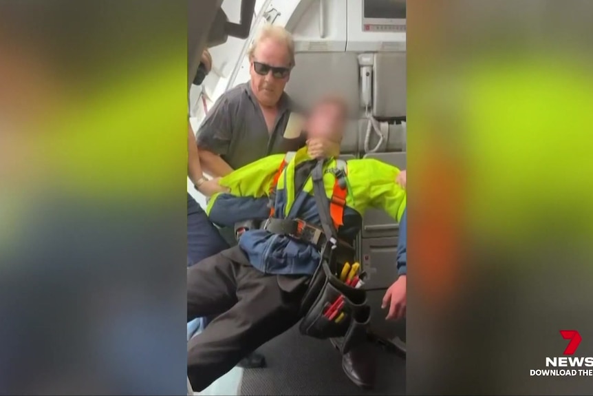 在Jetstar员工的热烈欢迎下,抵挡持枪少年攻击的谢勒被视为英雄