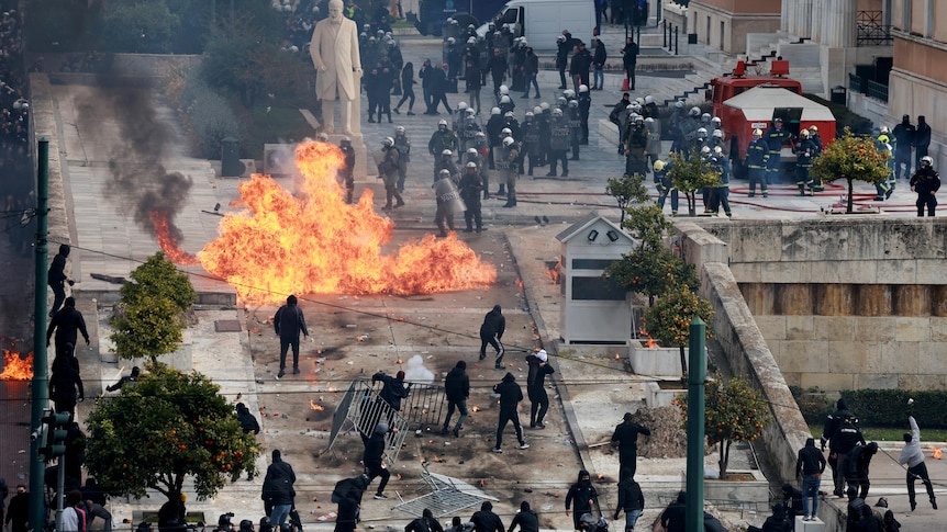 希腊爆发冲突,数十万人集会纪念致命火车事故周年