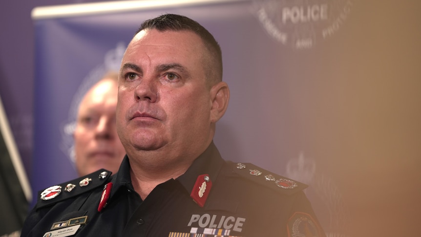 新任警务专员驳回对前任解职官员任命的复审要求,包括他本人在内