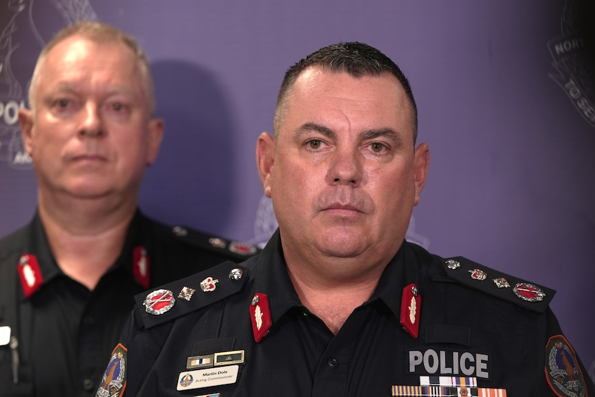 新任警务专员驳回对前任解职官员任命的复审要求,包括他本人在内