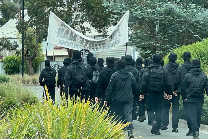 新纳粹头目托马斯·休厄尔视频出庭遭法庭训斥