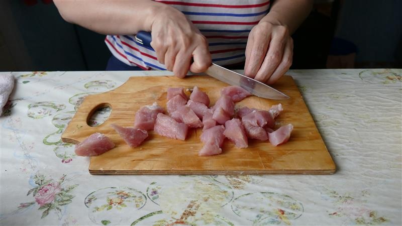 最佳砧板选择指南:材质与清洁全解析