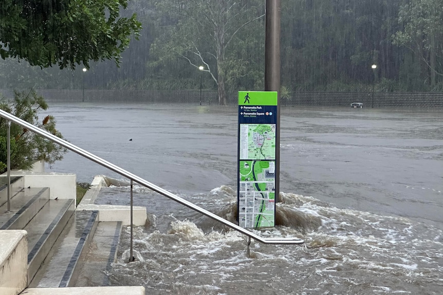 悉尼郊区遭遇超100毫米暴雨 强降雨带持续南移