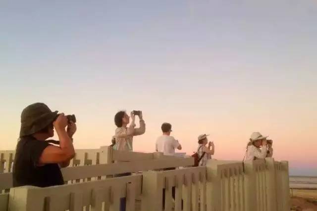 无语了!大批中国游客去看维州“天空之镜”,人多钱多,垃圾也多