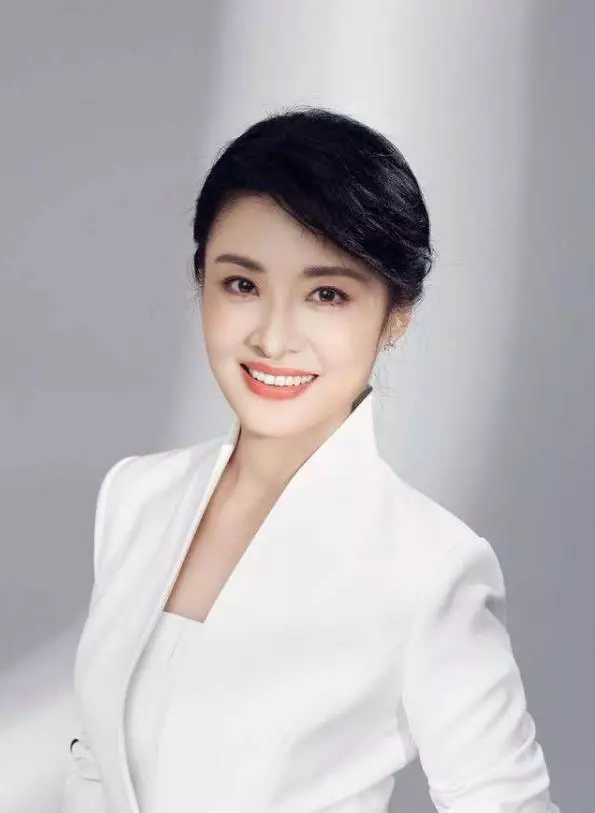 周涛下班回家,看见厨房忙碌的丈夫,心生厌倦,嫌弃地说:我们离婚吧
