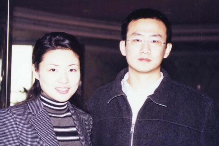 周涛下班回家,看见厨房忙碌的丈夫,心生厌倦,嫌弃地说:我们离婚吧